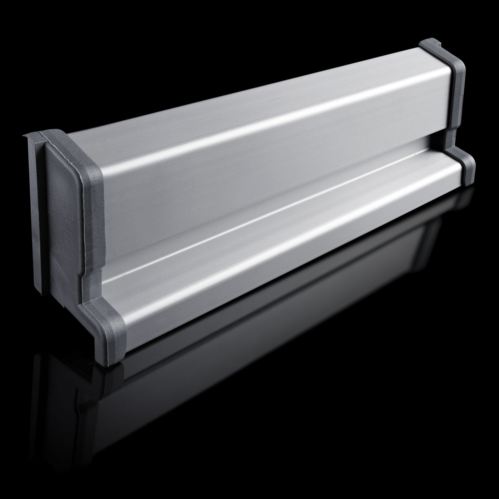 [Translate to EN_GB:] GUTMANN Weather Bars Spree / Spree-D and Sash Covering Profiles offer greatest possible protection from rain via a controlled surface water drainage. Optimal rear ventilation.